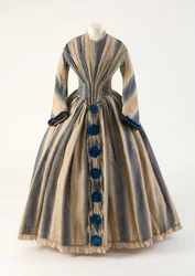 Hellbraunes und blau gestreiftes Wollgaze-Kleid mit blauen Pompons, 1840er Jahre